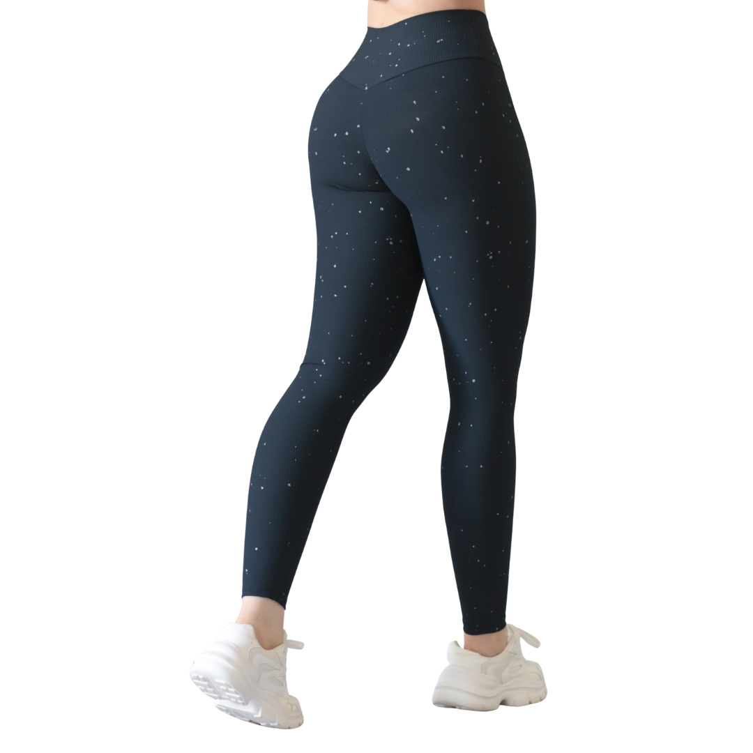 Leggings deportivos supplex para mujer, efecto push up con cintura alta, textil lycra transpirable con relieves de líneas. Color azul plata| Adriana Olimpo