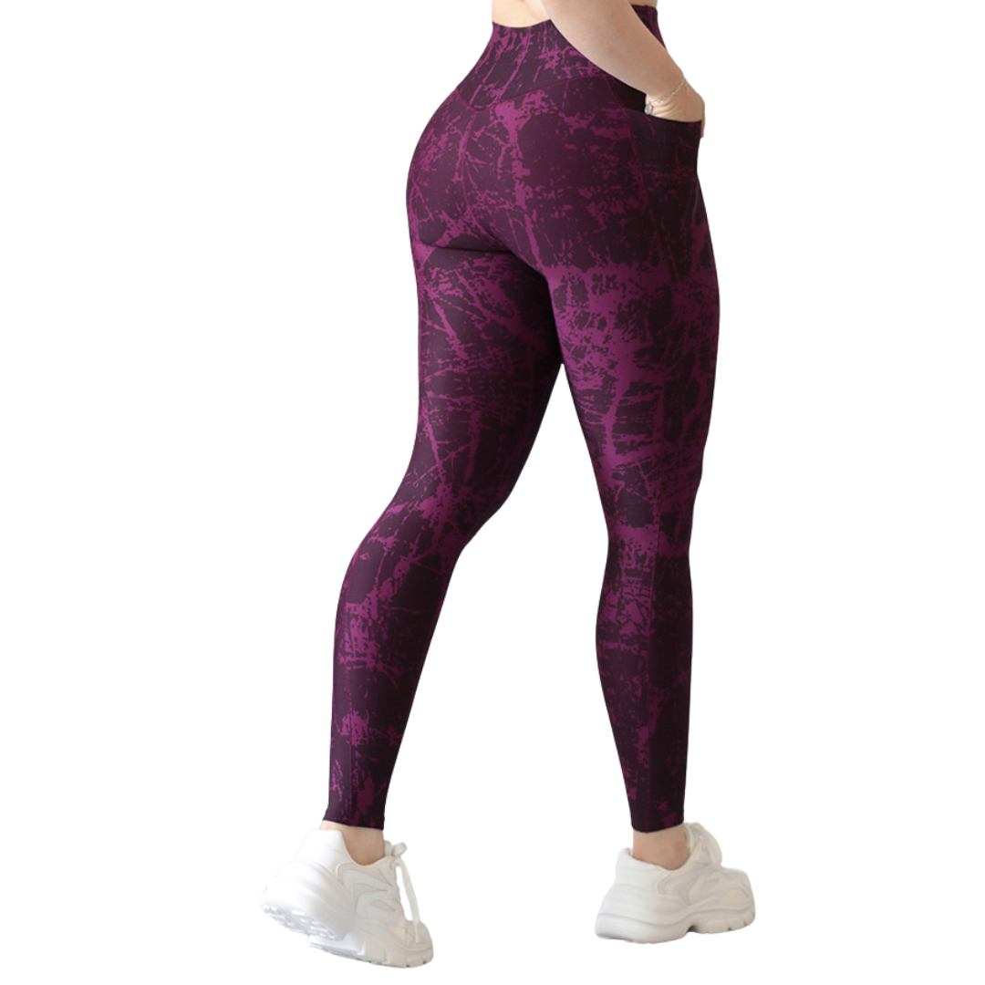Leggings deportivos supplex para mujer, efecto básico con cintura alta, bolsillos laterales y textil lycra transpirable con acabado liso tie day. Color purpura | Adriana Olimpo