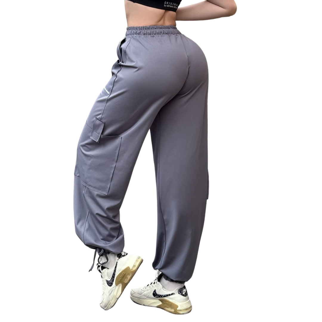 Joggers Cargo Deportivo para Mujer Fitness: Efecto Básico, Cintura Alta, Bolsillos Grandes, Jaretas Ajustables, Textil Lycra Transpirable con Acabado Liso, Color Gris | Adriana Olimpo