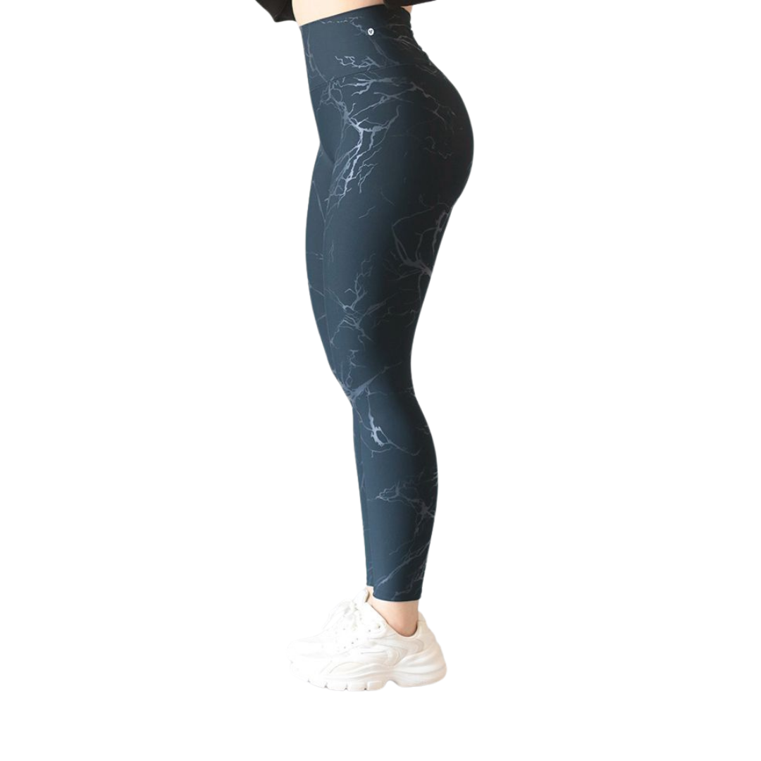 Leggings deportivos supplex para mujer, efecto push up con cintura alta, textil lycra transpirable con destellos ✨ y relieves de rayos. Color azul profundo | Adriana Olimpo
