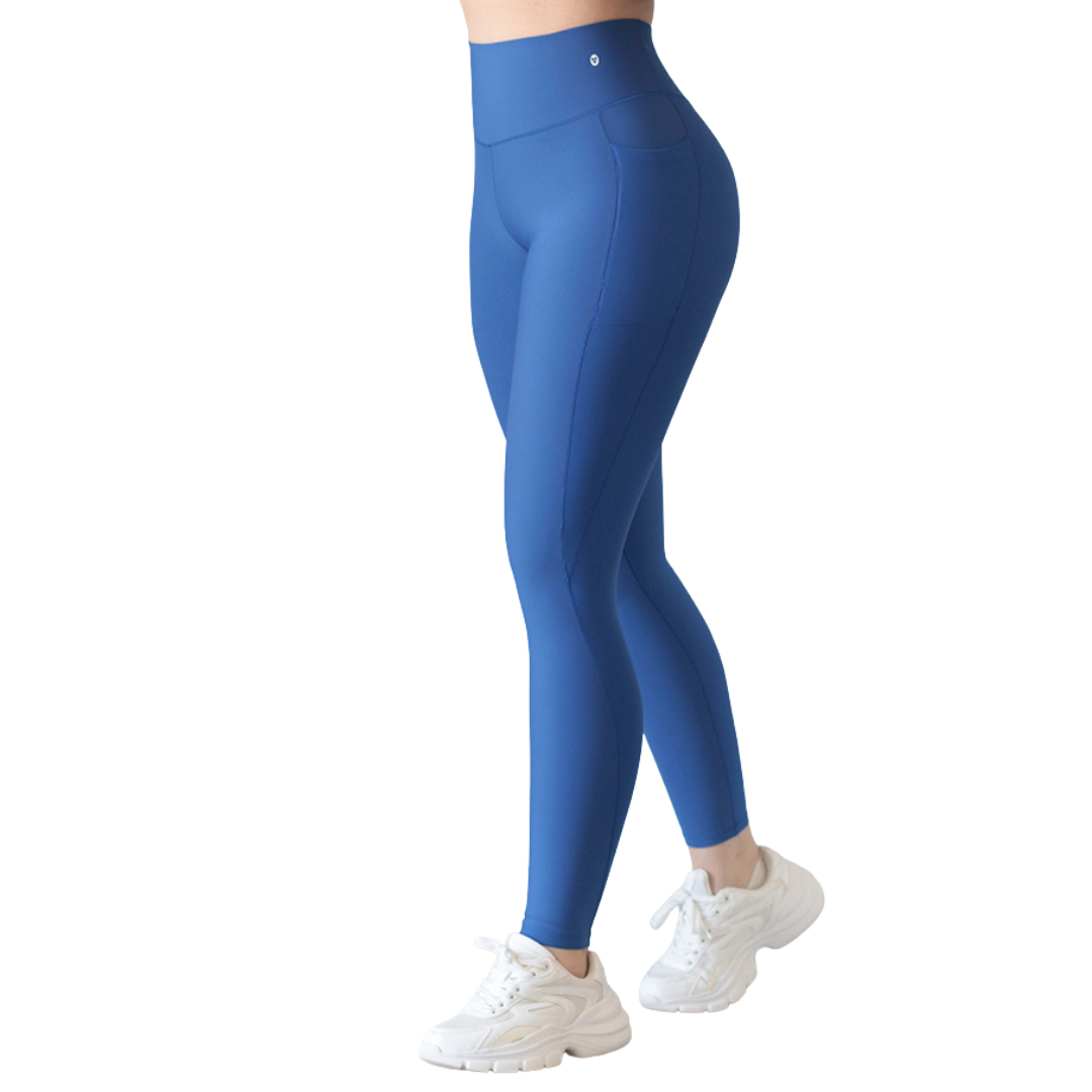 Leggings deportivos supplex para mujer, efecto push up con cintura alta, bolsillos laterales y textil lycra transpirable con acabado liso. Color azul | Adriana Olimpo