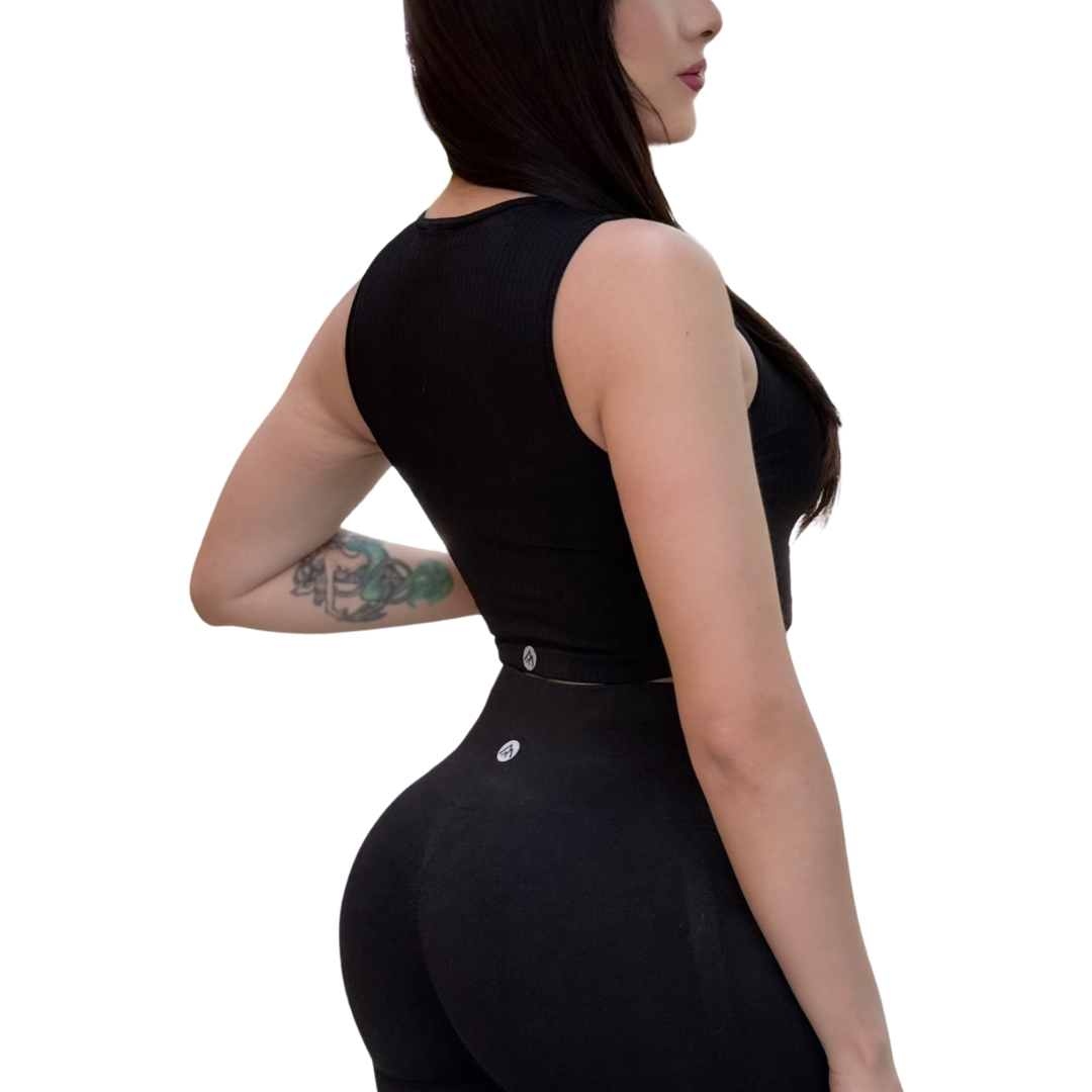 Blusa Sin Manga Deportiva para Mujer Fitness: Ajuste perfecto, Textil Lycra Transpirable con Acabado de Relieves Líneas, Color Negro | Adriana Olimpo