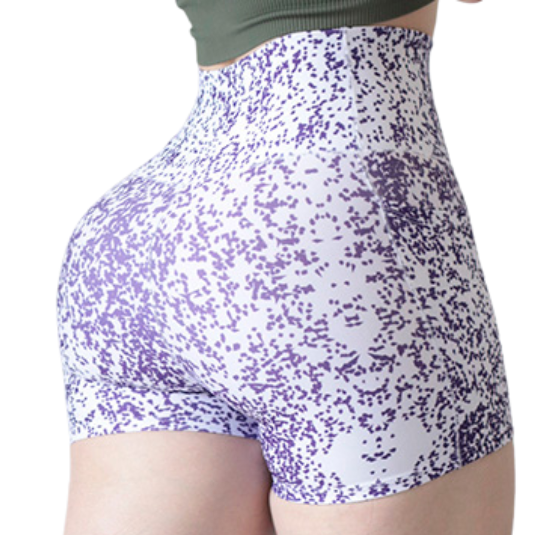 Short deportivos para mujer, efecto básico con cintura alta, bolsillos laterales y textil lycra transpirable con acabado liso puntitos. Color lila | Adriana Olimpo