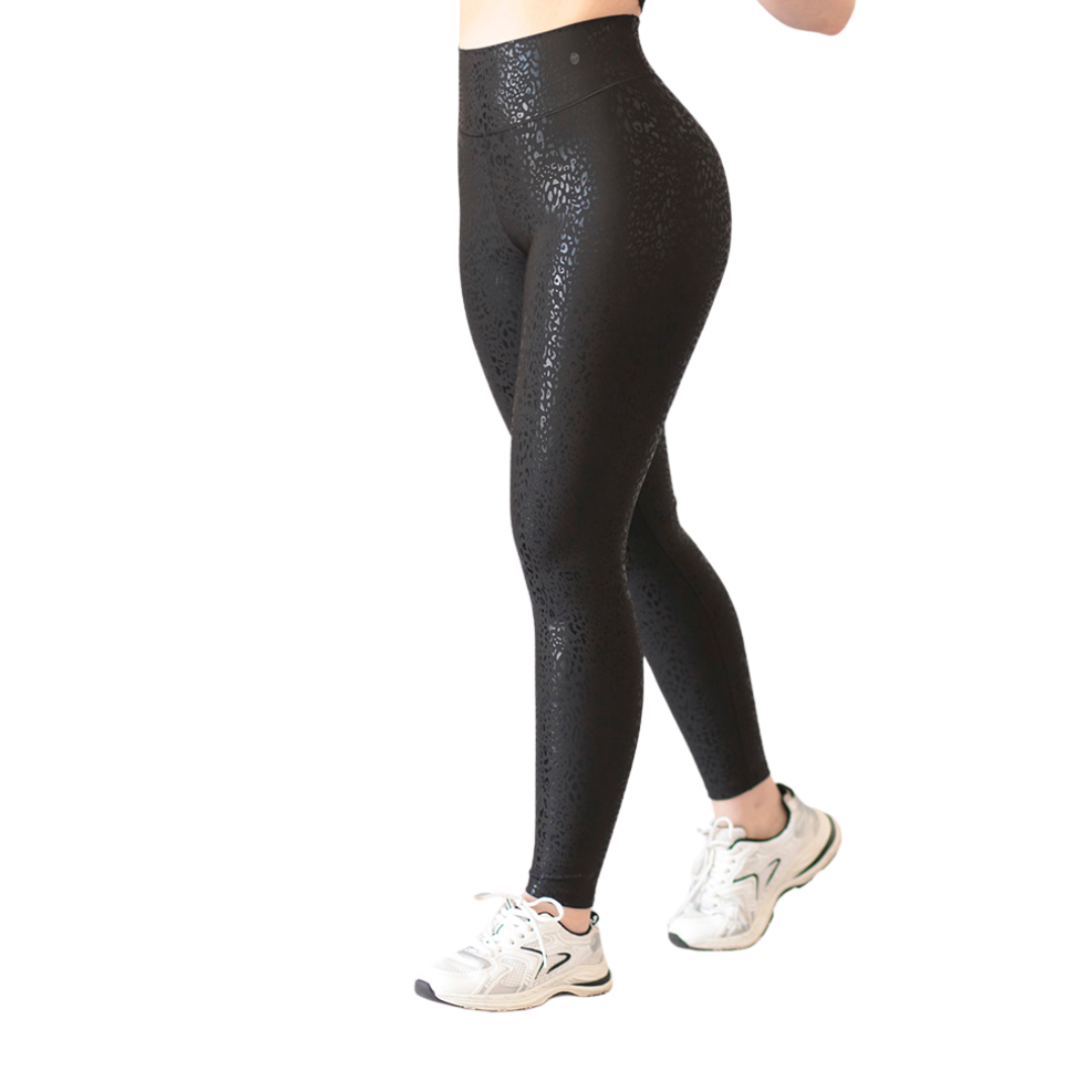 Leggings Deportivos para Mujer Fitness: Efecto Push Up, Cintura Alta, Textil Lycra Transpirable con Destellos Reflectantes ✨ y Relieves de Print, Color Negro | Adriana Olimpo
