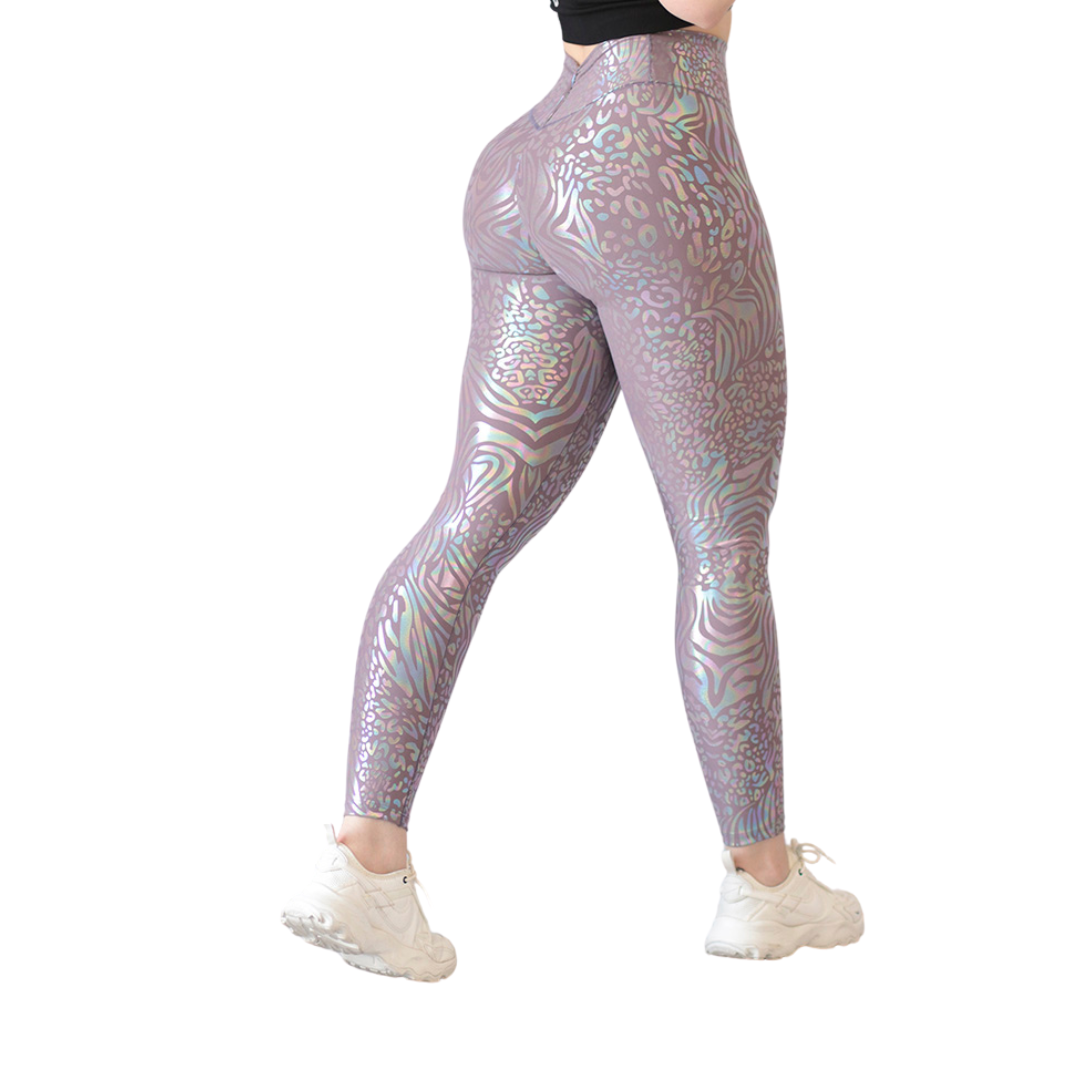 Leggings Deportivos para Mujer Fitness: Efecto Push Up, Cintura Alta, Textil Lycra Transpirable con Destellos Reflectantes ✨ y Relieves de Print, Color Lila | Adriana Olimpo