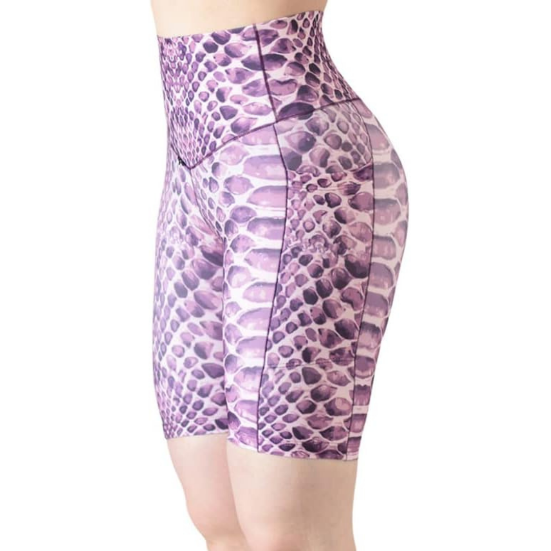 Short Biker Deportivos para Mujer Fitness: Con Bolsillo Laterales, Efecto Básico, Cintura Alta, Textil Lycra Transpirable Texturizado Liso Reptil, Color Morado | Adriana Olimpo