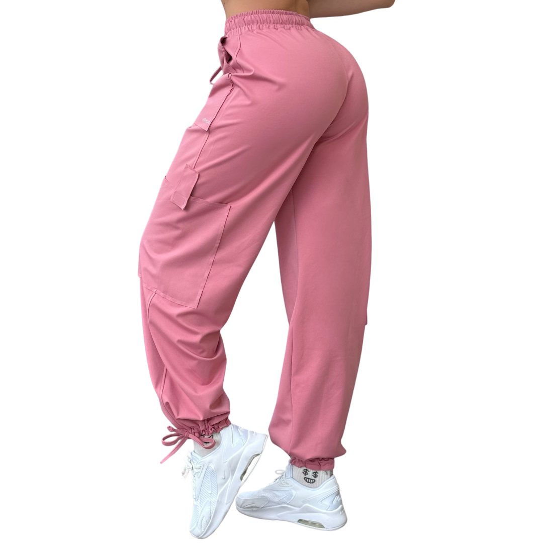 Joggers Cargo Deportivo para Mujer Fitness: Efecto Básico, Cintura Alta, Bolsillos Grandes, Jaretas Ajustables, Textil Lycra Transpirable con Acabado Liso, Color Palo de Rosa | Adriana Olimpo