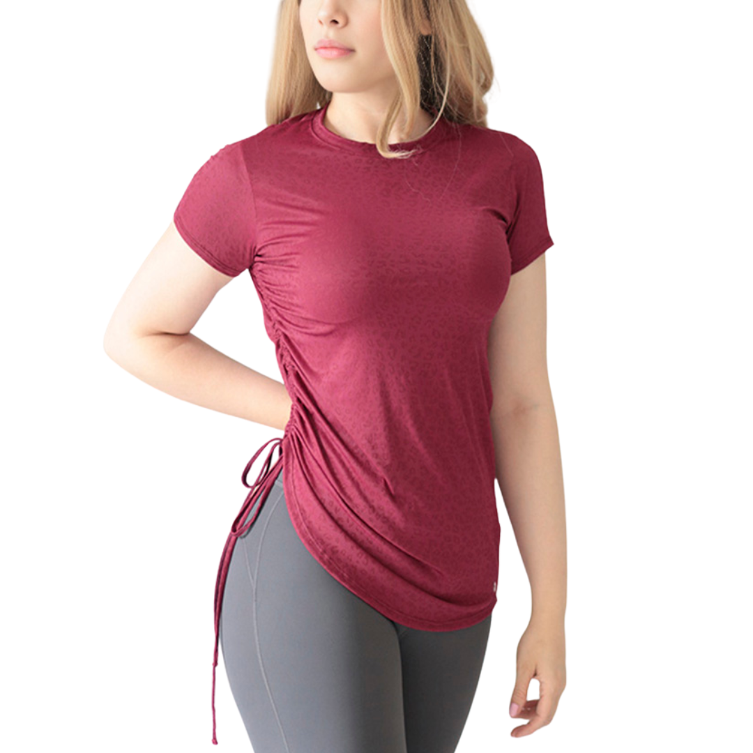 Blusa deportiva para mujer, manga corta con espalda en transparencia, textil lycra transpirable con relieves de print. Color tinta | Adriana Olimpo