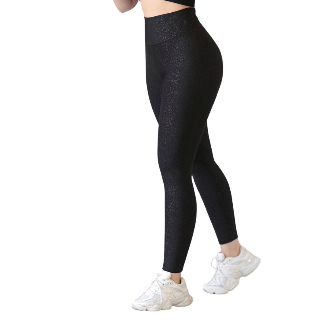 Leggings deportivos supplex para mujer, efecto push up con cintura alta, textil lycra transpirable con relieves de mini print. Color negro | Adriana Olimpo