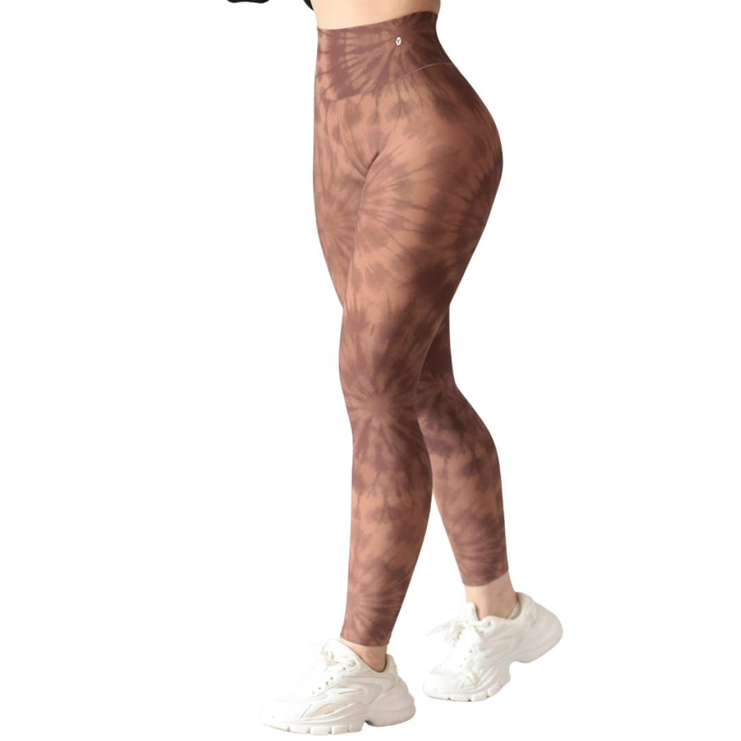 Leggings deportivos supplex para mujer, efecto Push Up con cintura alta, textil lycra transpirable con acabado liso tie day. Color marrón | Adriana Olimpo