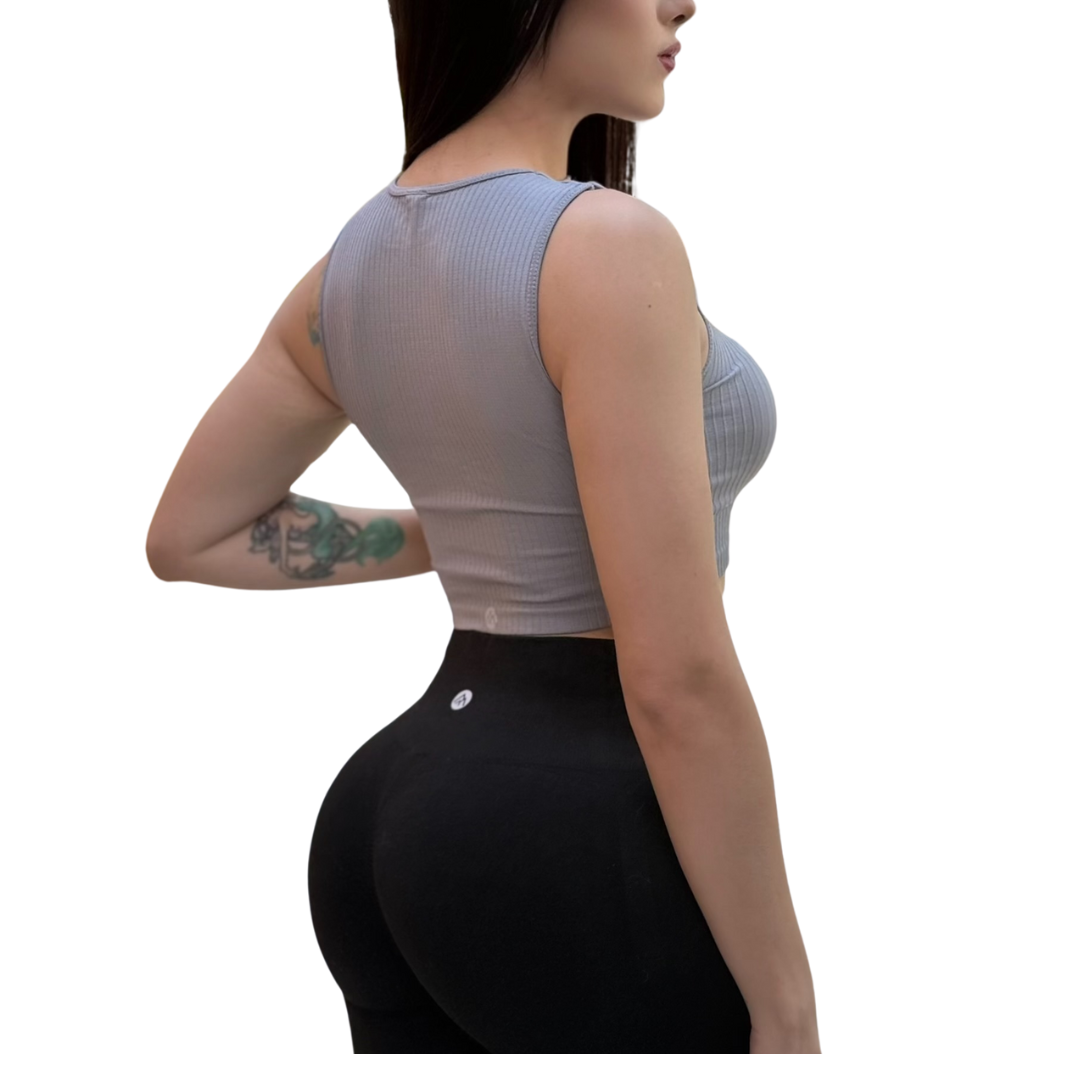 Blusa Sin Manga Deportiva para Mujer Fitness: Ajuste perfecto, Textil Lycra Transpirable con Acabado de Relieves Líneas, Color Plata | Adriana Olimpo