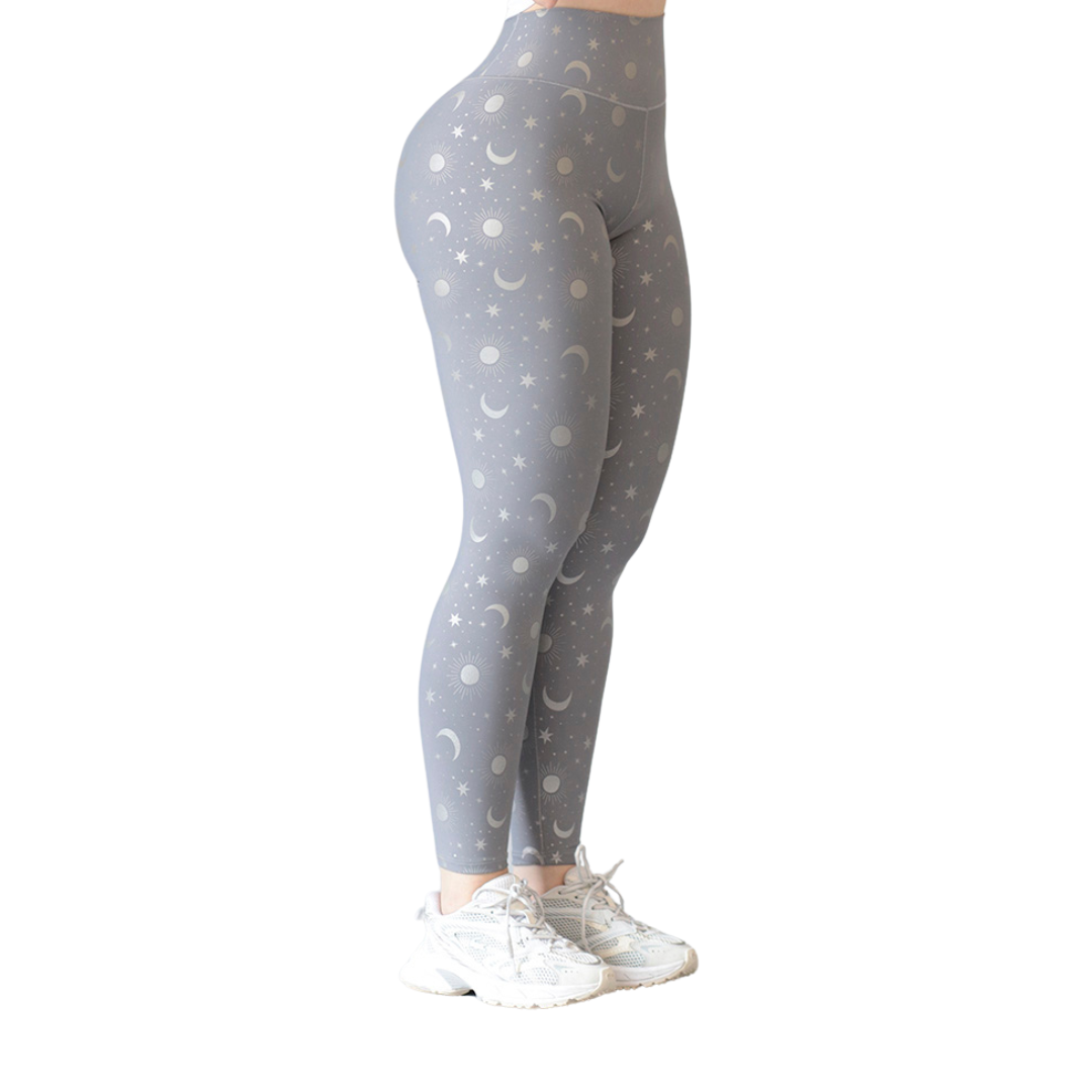 Leggings deportivos Suplex para mujer, efecto push up con cintura alta, textil lycra transpirable con destellos ✨ y relieves de lunas. Color gris | Adriana Olimpo