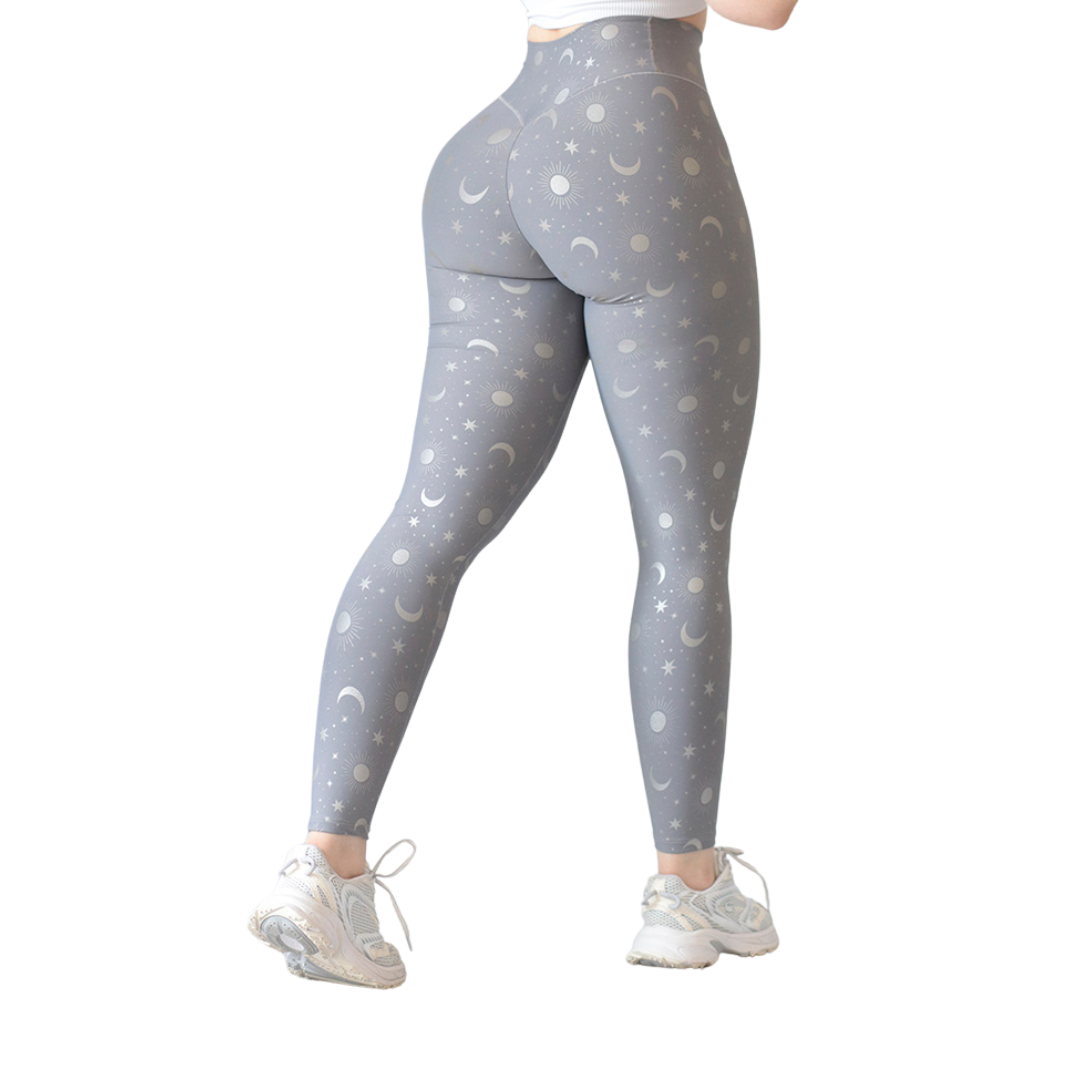 Leggings deportivos Suplex para mujer, efecto push up con cintura alta, textil lycra transpirable con destellos ✨ y relieves de lunas. Color gris | Adriana Olimpo