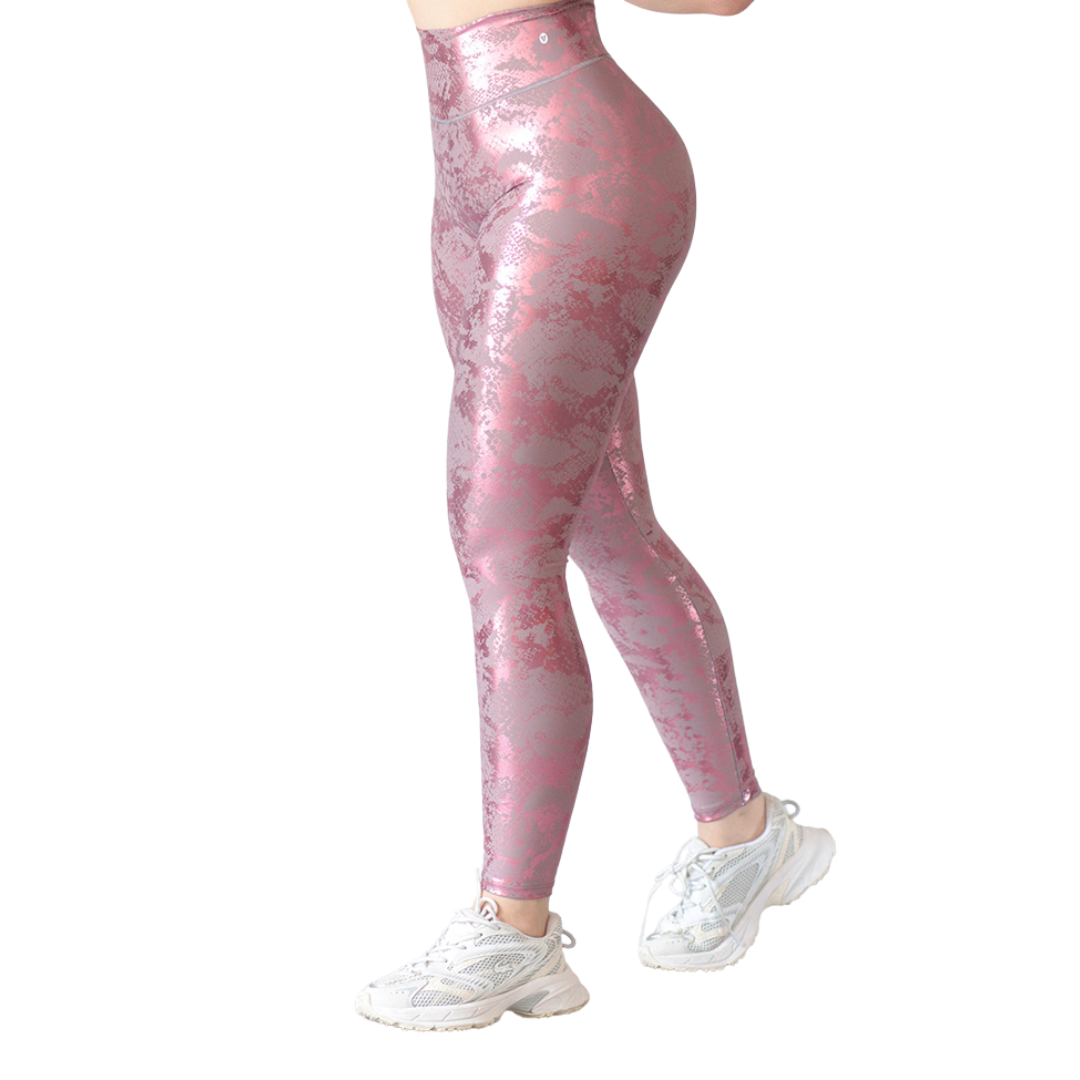 Leggings deportivos para mujer, efecto push up con cintura alta, textil lycra transpirable con destellos ✨ y relieves de escamas. Color Rosa| Adriana Olimpo