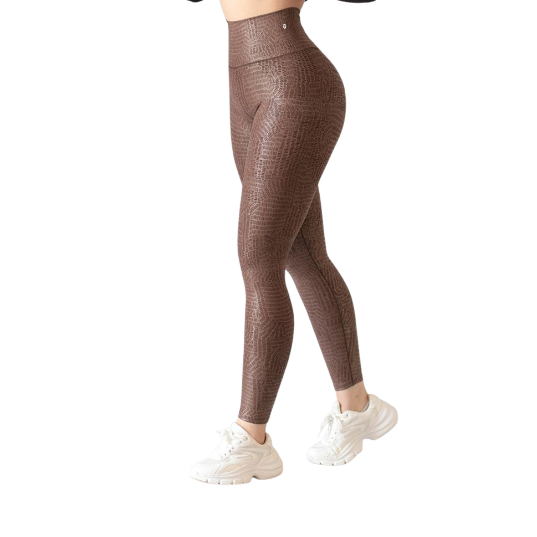 Leggings deportivos supplex para mujer, efecto push up con cintura alta, textil lycra transpirable con destellos ✨ y relieves de rept. Color café | Adriana Olimpo