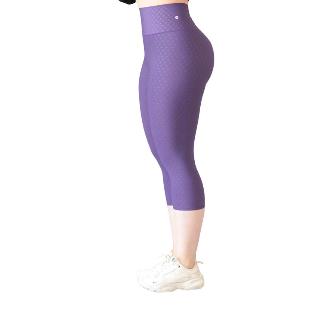 Capri Deportivos para Mujer Fitness: Efecto Básico, Cintura Alta, Textil Lycra Transpirable con Relieves Astilleria, Color Morado | Adriana Olimpo