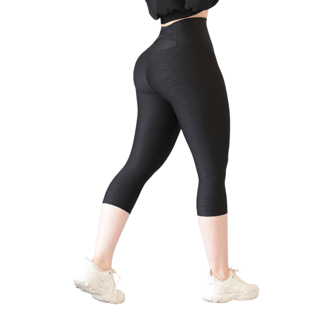 Capri Deportivos para Mujer Fitness: Efecto Básico, Cintura Alta, Textil Lycra Transpirable con Relieves Elein, Color Negro | Adriana Olimpo
