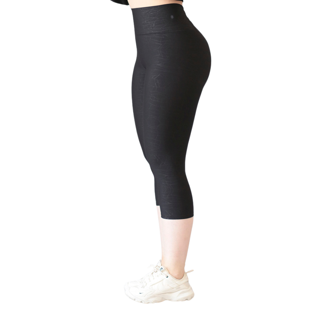 Capri Deportivos para Mujer Fitness: Efecto Básico, Cintura Alta, Textil Lycra Transpirable con Relieves Elein, Color Negro | Adriana Olimpo