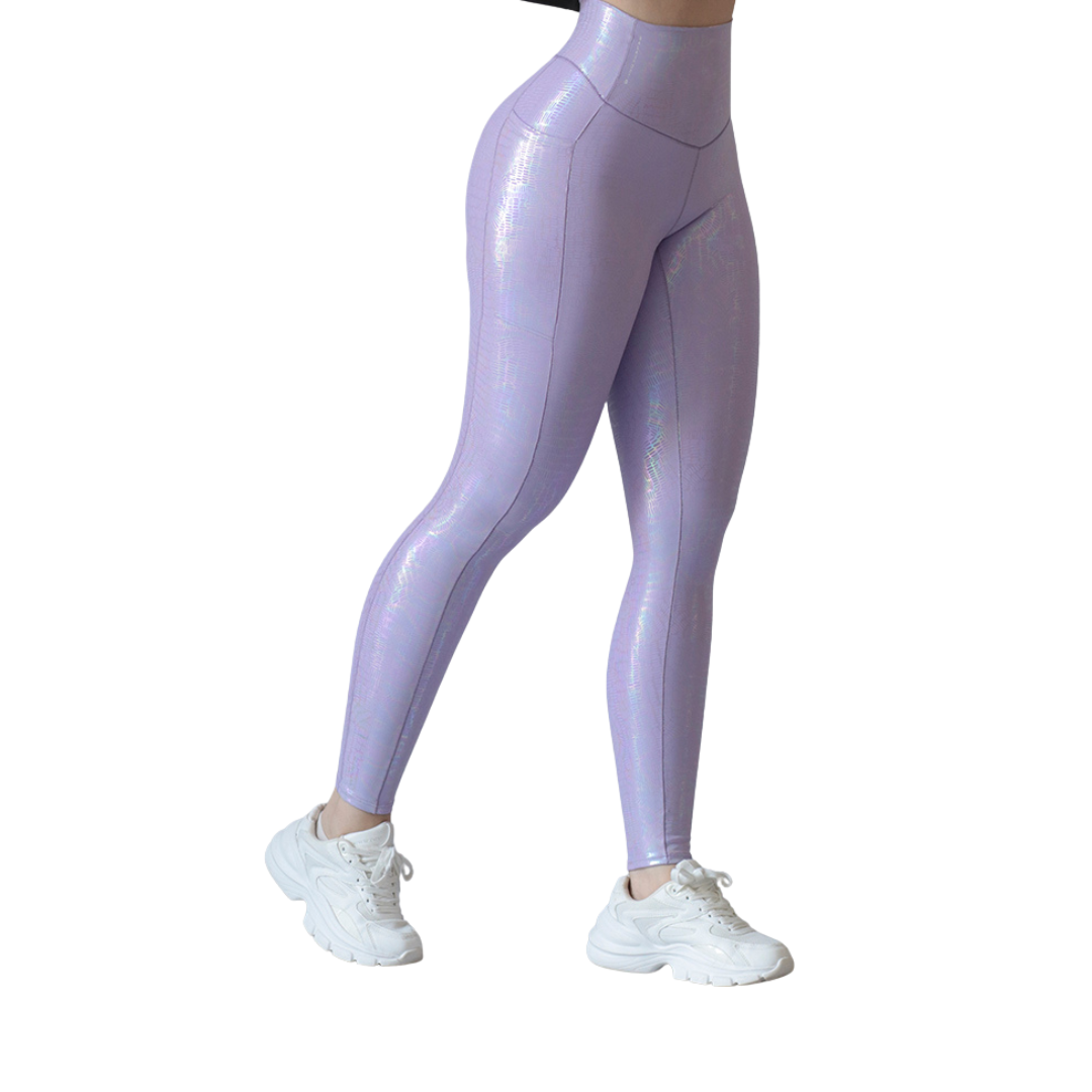Leggings deportivos supplex para mujer, efecto básico con cintura alta, bolsillos laterales y textil lycra transpirable con destellos ✨ y relieves de líneas. Color lila | Adriana Olimpo