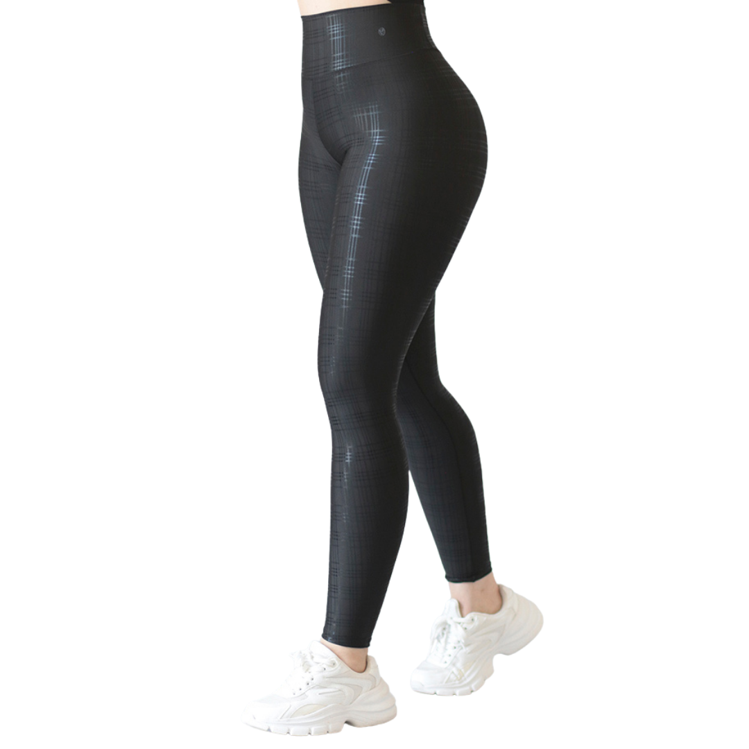 Leggings deportivos supplex para mujer, efecto push up con cintura alta, textil lycra transpirable con destellos ✨ y relieves de líneas. Color negro | Adriana Olimpo