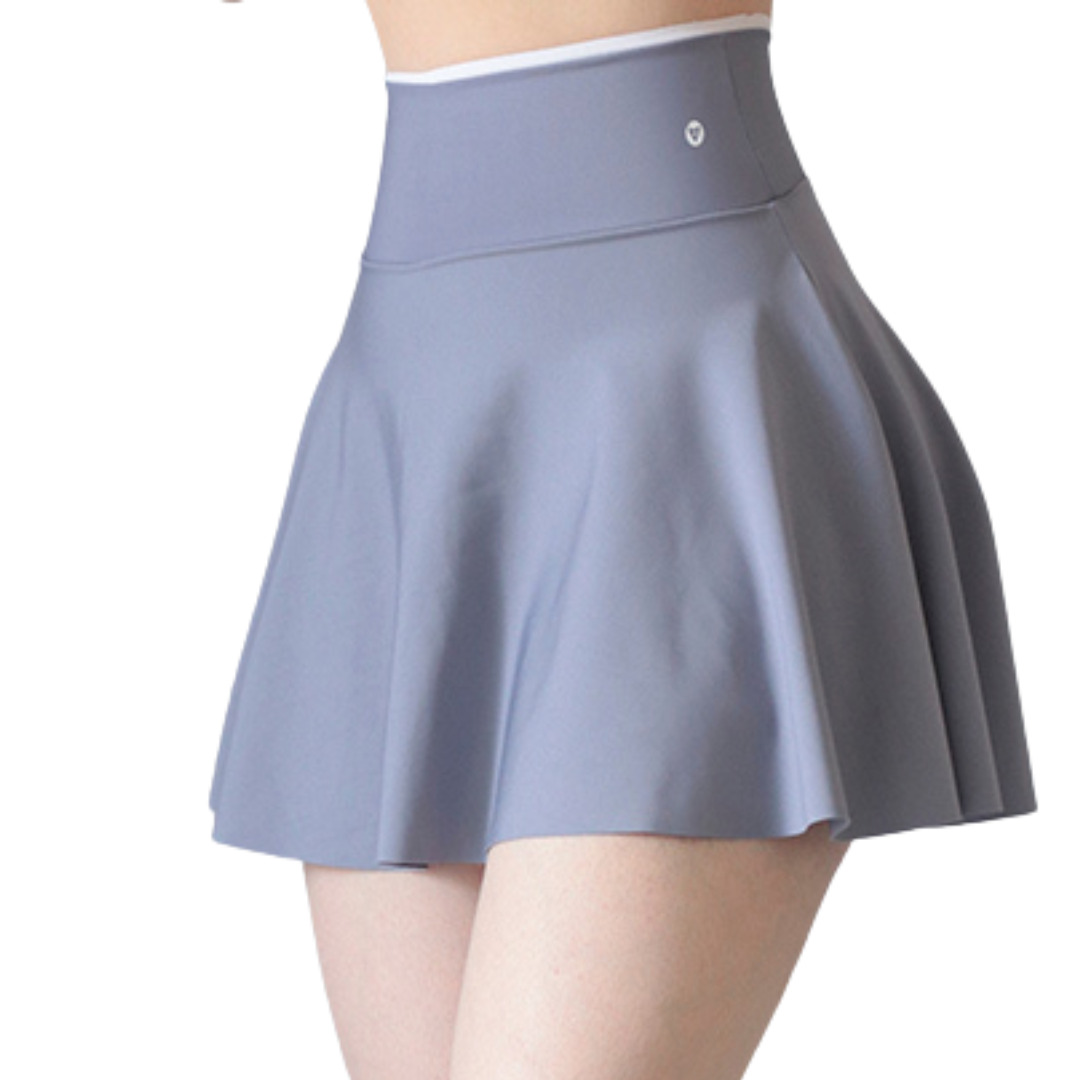 Falda short deportiva supplex para mujer, cintura alta con acabado liso. Color azul plata| Adriana Olimpo