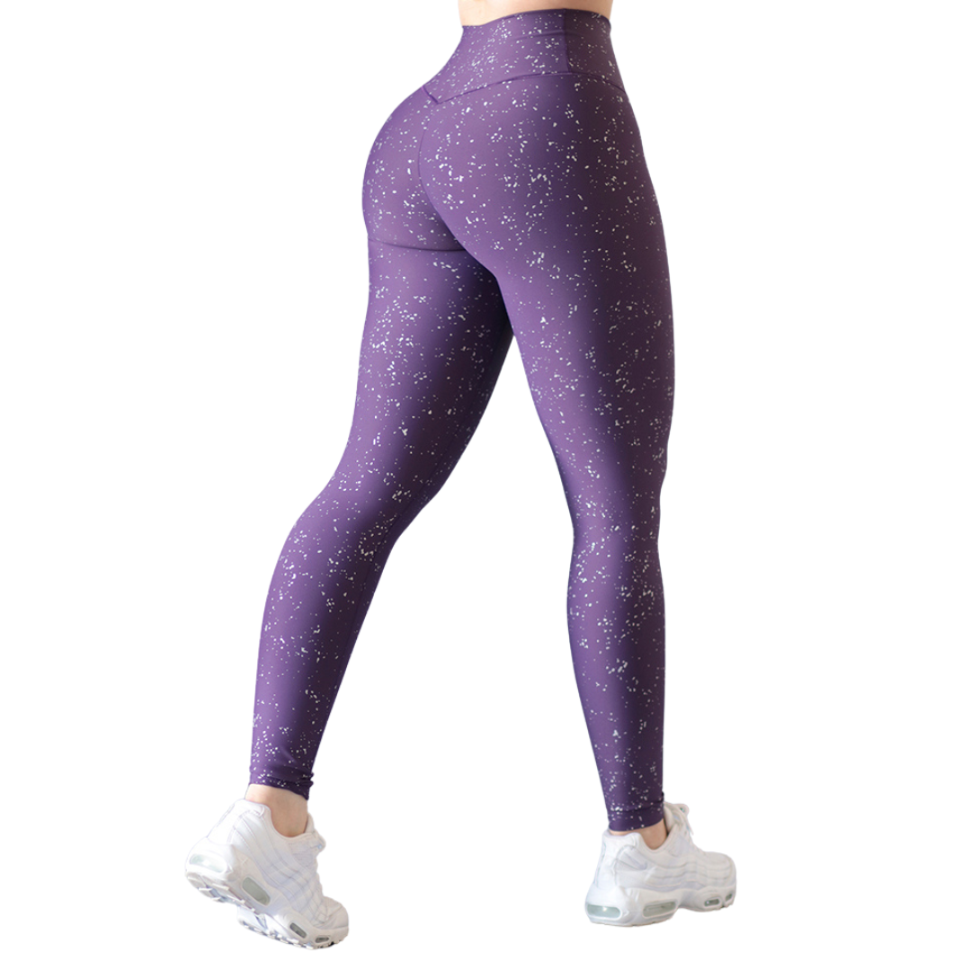 Leggings deportivos para mujer, efecto push up con cintura alta, textil lycra transpirable con destellos ✨ y relieves de slpash. Color morada | Adriana Olimpo