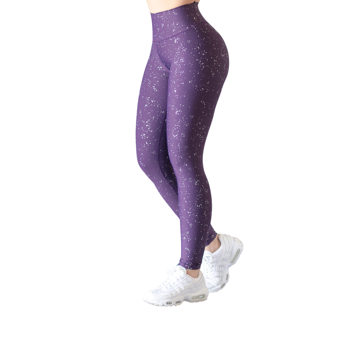 Leggings deportivos para mujer, efecto push up con cintura alta, textil lycra transpirable con destellos ✨ y relieves de slpash. Color morada | Adriana Olimpo