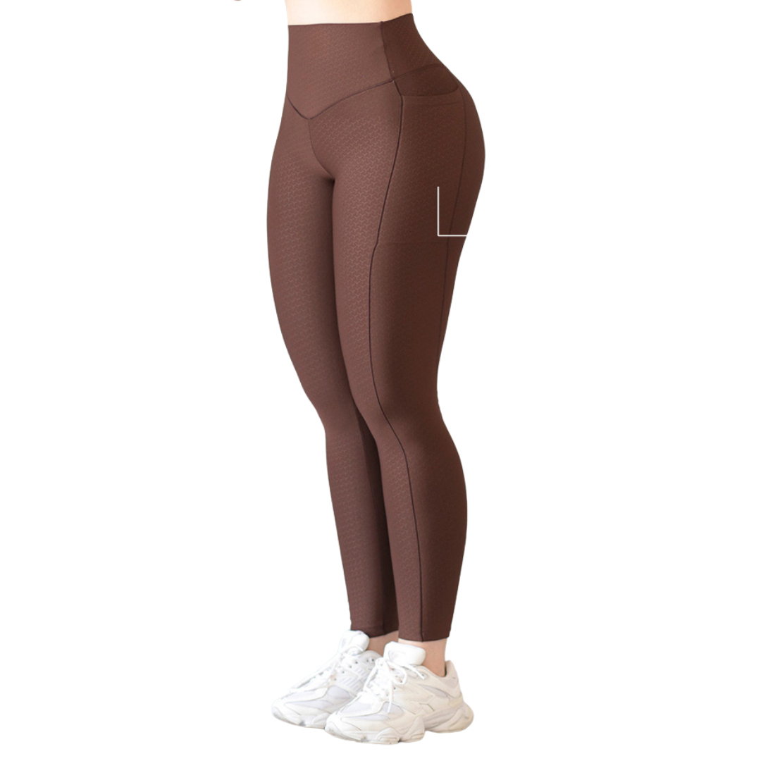 Leggings Deportivos para Mujer Fitness: Efecto Básico, Cintura Alta, Con Bolsillos Laterales, Textil Lycra Transpirable con Relieves Y, Color Chocolate | Adriana Olimpo