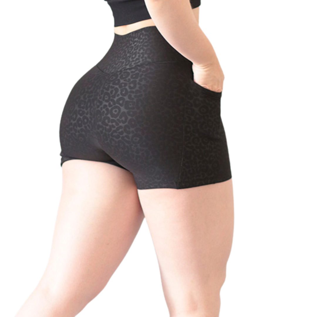 Short Mini Deportivos para Mujer Fitness: Efecto Básico, Cintura Alta, Con Bolsillos Laterales, Textil Lycra Transpirable con Relieves de Leopartdo, Color Negro | Adriana Olimpo