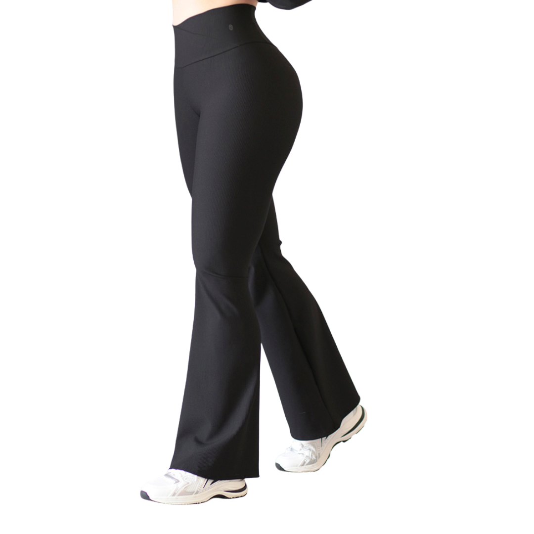 Leggings deportivos supplex para mujer, efecto básico con cintura alta, textil lycra transpirable con relieves de líneas. Color negro | Adriana Olimpo