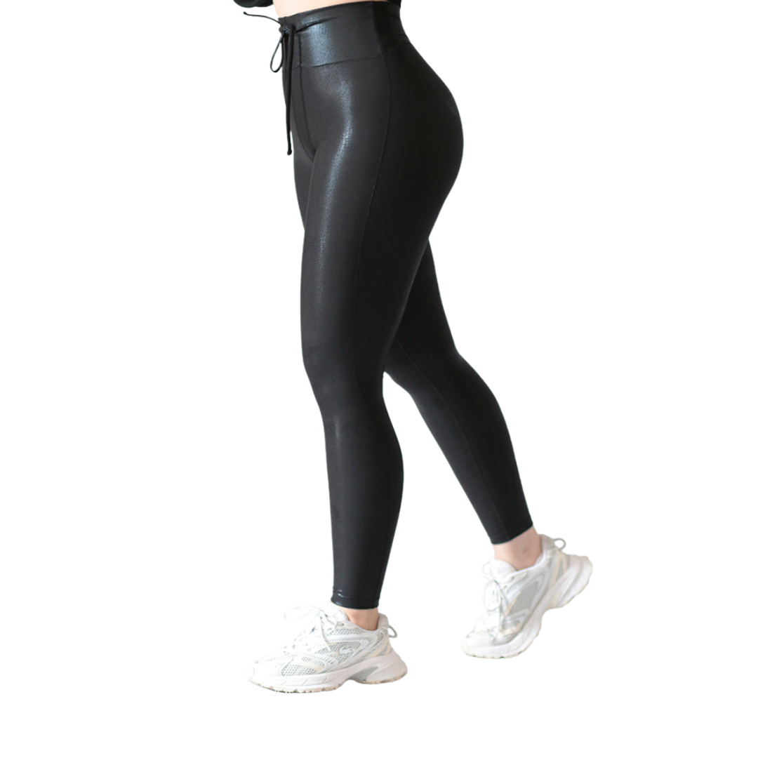 Leggings deportivos supplex para mujer, efecto básico con cintura alta, textil lycra transpirable con destellos ✨ y relieves de reptil. Color negro | Adriana Olimpo