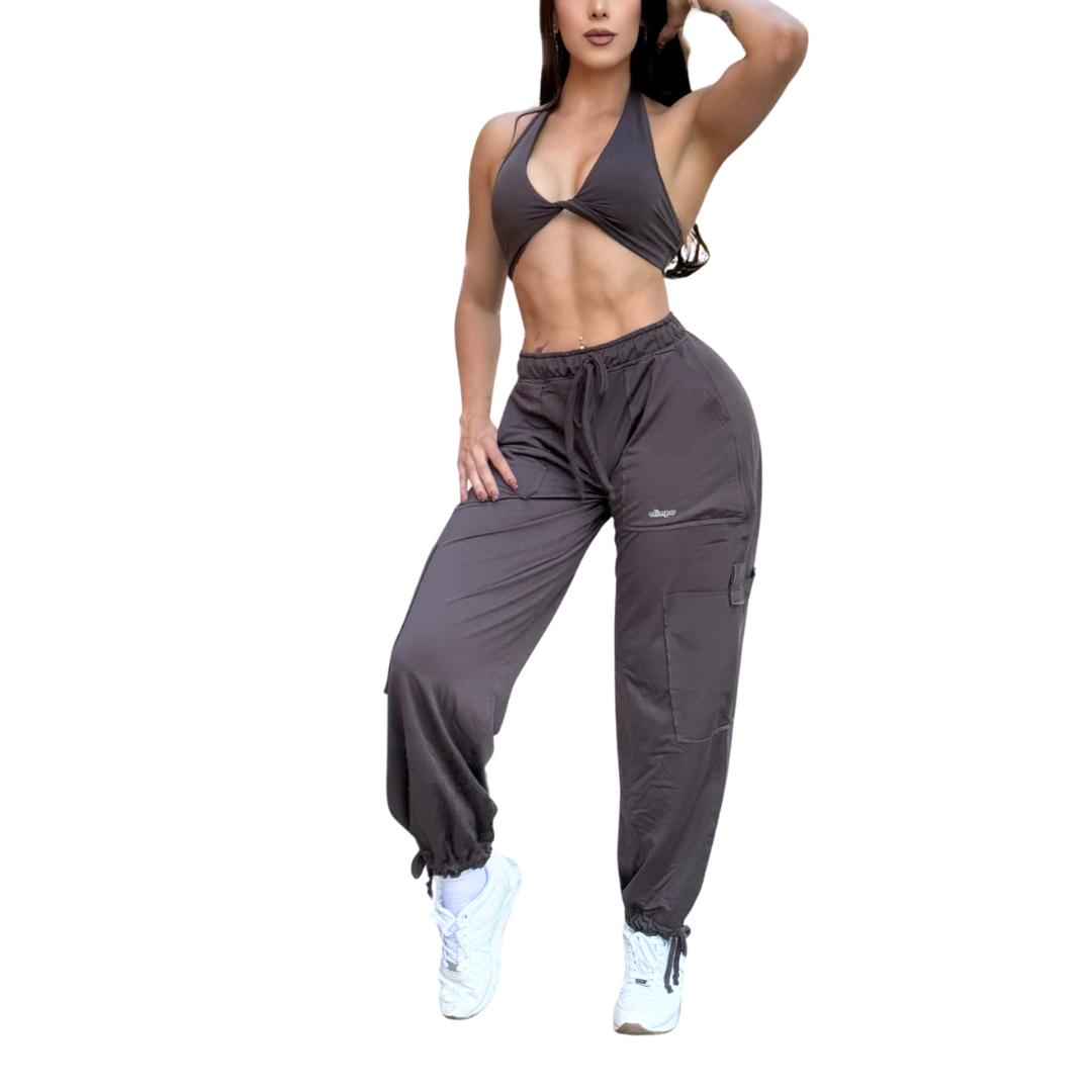 Set Deportivo Afelpado de 3 Piezas para Mujer Fitness: Sudadera Corta Ajustable, Top Twist, Pantalones Cargo con Bolsillos Laterales y Jaretas Ajustables, Color Gris Oxford | Adriana Olimpo