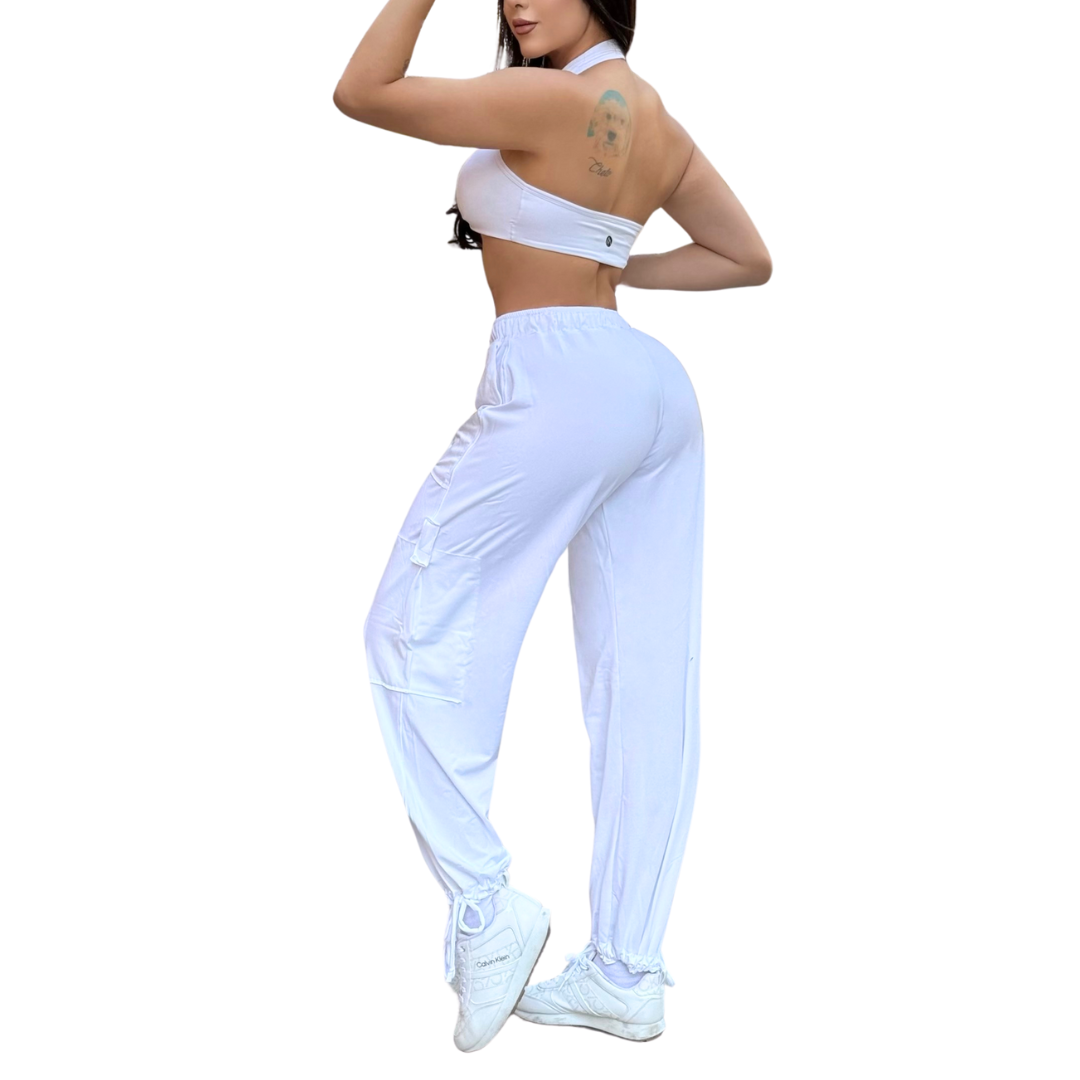 Set Deportivo Afelpafo de 3 Piezas para Mujer Fitness: Sudadera Corta Ajustable, Top Twist, Pantalones Cargo con Bolsillos Laterales y Jaretas Ajustables, Color Blanco | Adriana Olimpo