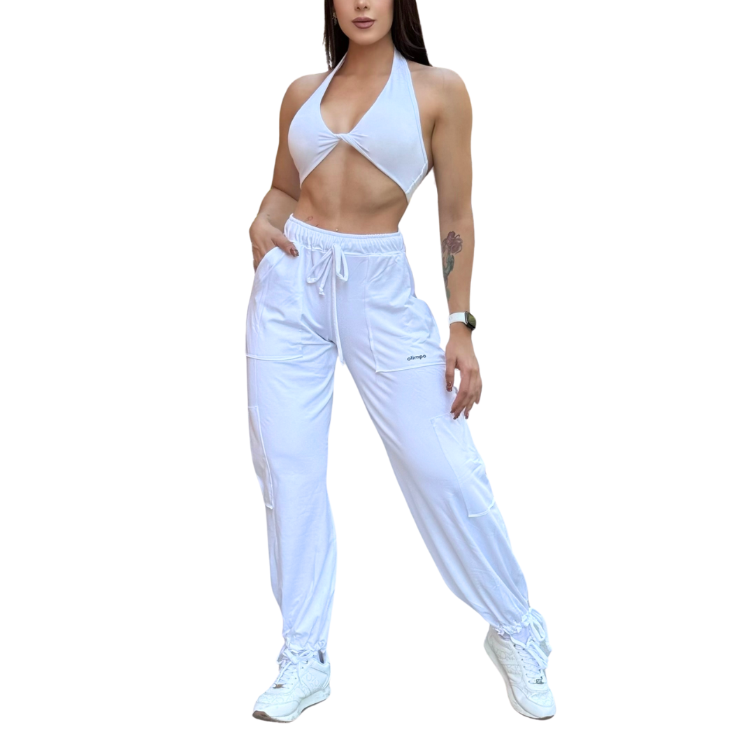 Set Deportivo Afelpafo de 3 Piezas para Mujer Fitness: Sudadera Corta Ajustable, Top Twist, Pantalones Cargo con Bolsillos Laterales y Jaretas Ajustables, Color Blanco | Adriana Olimpo