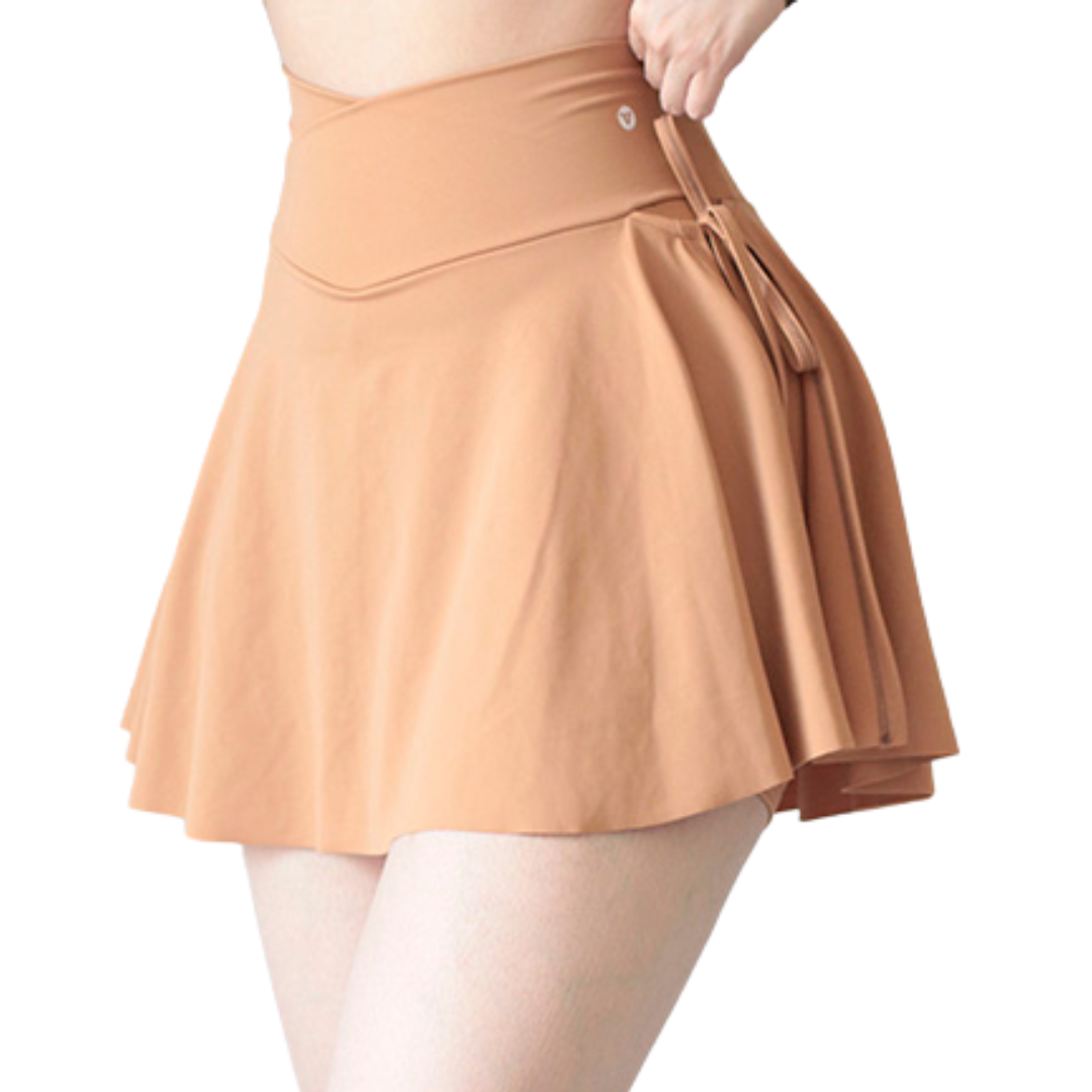 Falda short deportiva para mujer, cintura alta con acabado liso. Color capuccino | Adriana Olimpo