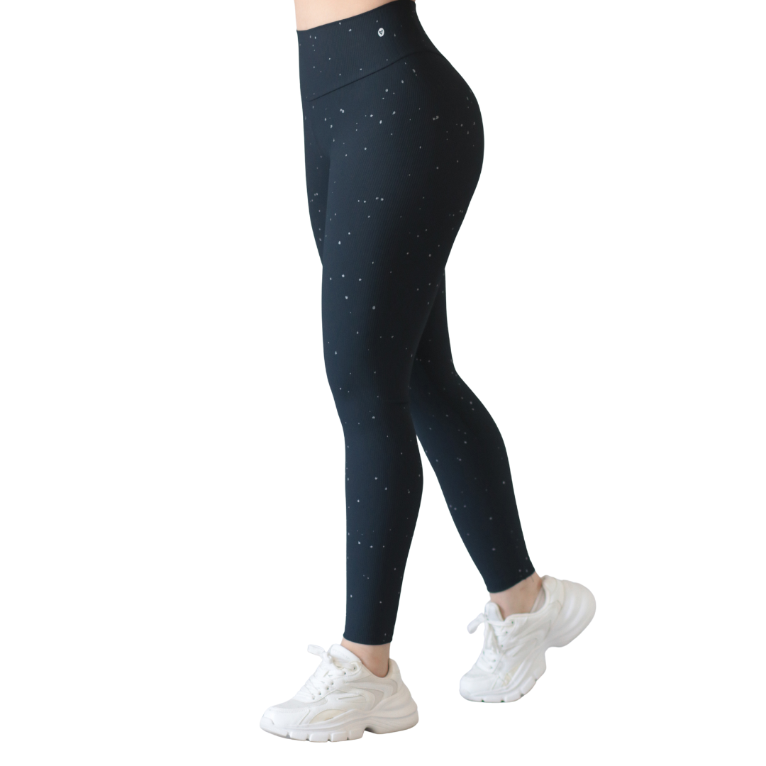 Leggings deportivos supplex para mujer, efecto push up con cintura alta, textil lycra transpirable con relieves de líneas. Color azul plata| Adriana Olimpo