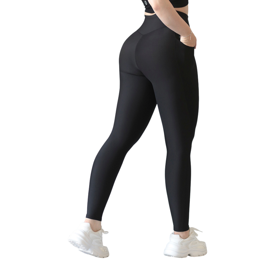 Leggings deportivos supplex para mujer, efecto básico con cintura alta, bolsillos laterales y textil lycra transpirable con acabado liso. Color negro | Adriana Olimpo