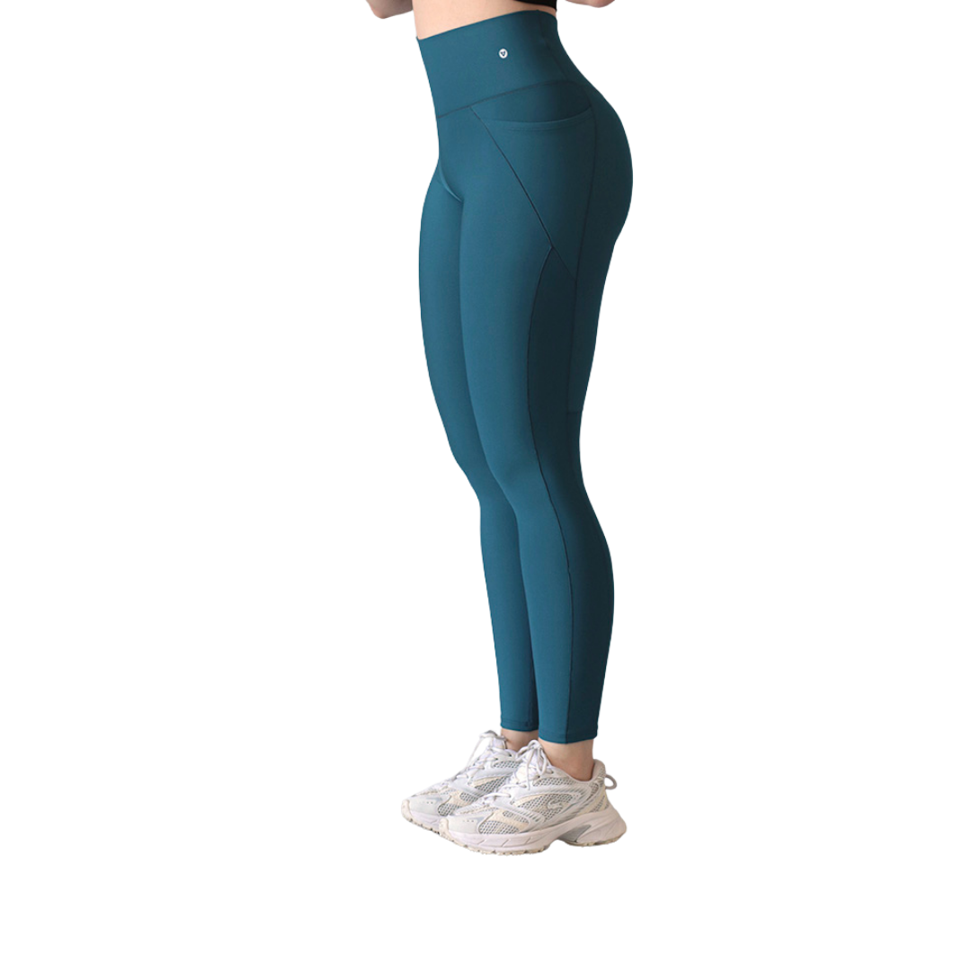 Leggings deportivos supplex para mujer, efecto básico con cintura alta, bolsillos laterales y textil lycra transpirable con acabado liso. Color azul bottle | Adriana Olimpo
