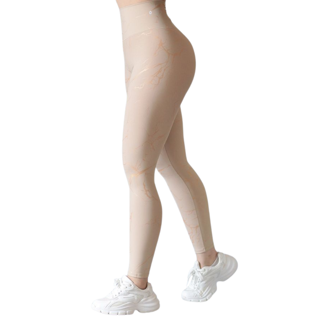 Leggings deportivos supplex para mujer, efecto push up con cintura alta, textil lycra transpirable con destellos ✨ y relieves de puntitos. Color beige | Adriana Olimpo