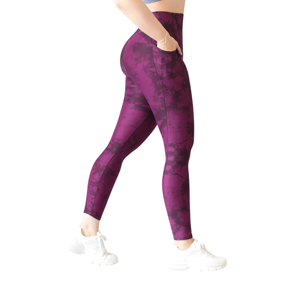 Leggings deportivos supplex para mujer, efecto básico con cintura alta, bolsillos laterales y textil lycra transpirable con acabado liso tie day. Color purpura | Adriana Olimpo