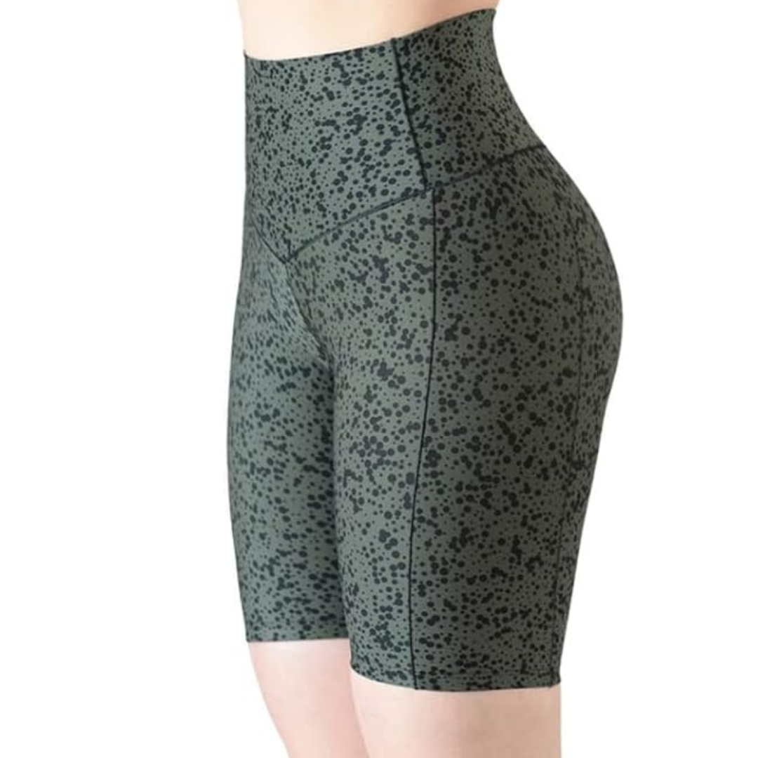 Short Biker Fitness: Efecto Básico, Cintura Alta, Textil Lycra Transpirable con Acabado Liso, Color Olivo | Adriana Olimpo
