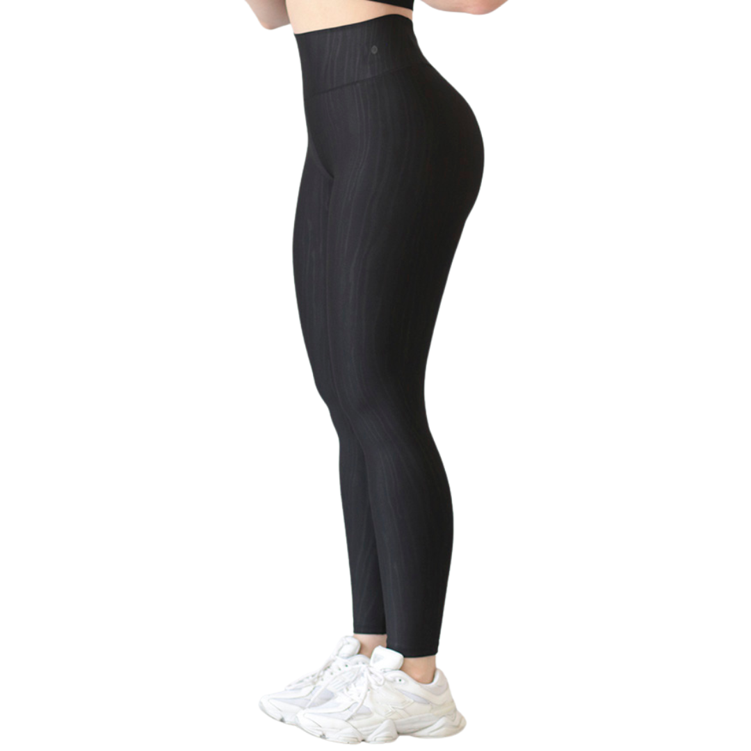Leggings deportivos supplex para mujer, efecto push up con cintura alta, textil lycra transpirable con relieves de parota. Color negro | Adriana Olimpo