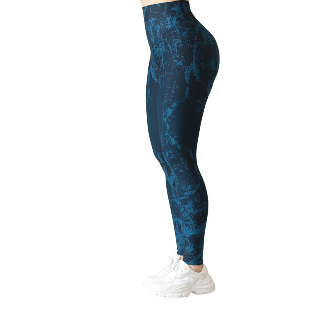 Leggings deportivos supplex para mujer, efecto básico con cintura alta, bolsillos laterales y textil lycra transpirable con acabado liso tie day. Color azul profundo | Adriana Olimpo
