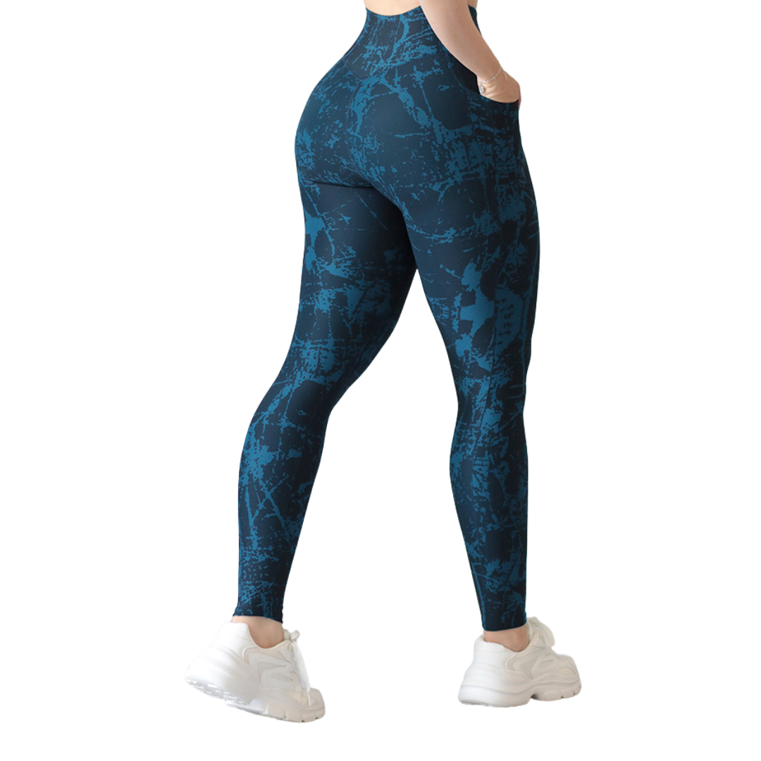 Leggings deportivos supplex para mujer, efecto básico con cintura alta, bolsillos laterales y textil lycra transpirable con acabado liso tie day. Color azul profundo | Adriana Olimpo