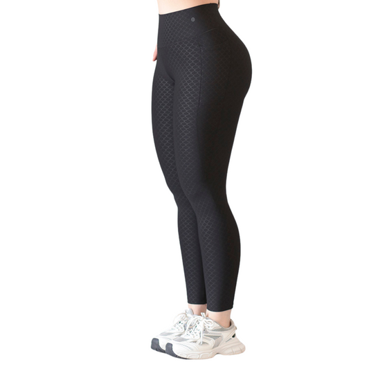 Leggings Deportivos para Mujer Fitness: Efecto Push Up, Cintura Alta, Con Bolsillos Laterales, Textil Lycra Transpirable con Relieves Fish,  Color Negro | Adriana Olimpo