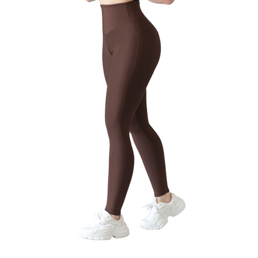 Leggings deportivos supplex para mujer, efecto básico con cintura alta, bolsillos laterales y textil lycra transpirable con acabado liso. Color café | Adriana Olimpo