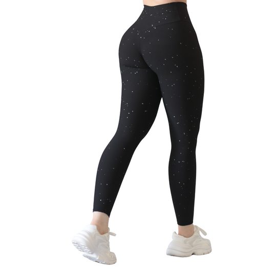 Leggings deportivos supplex para mujer, efecto push up con cintura alta, textil lycra transpirable con relieves de líneas. Color negro-plata | Adriana Olimpo