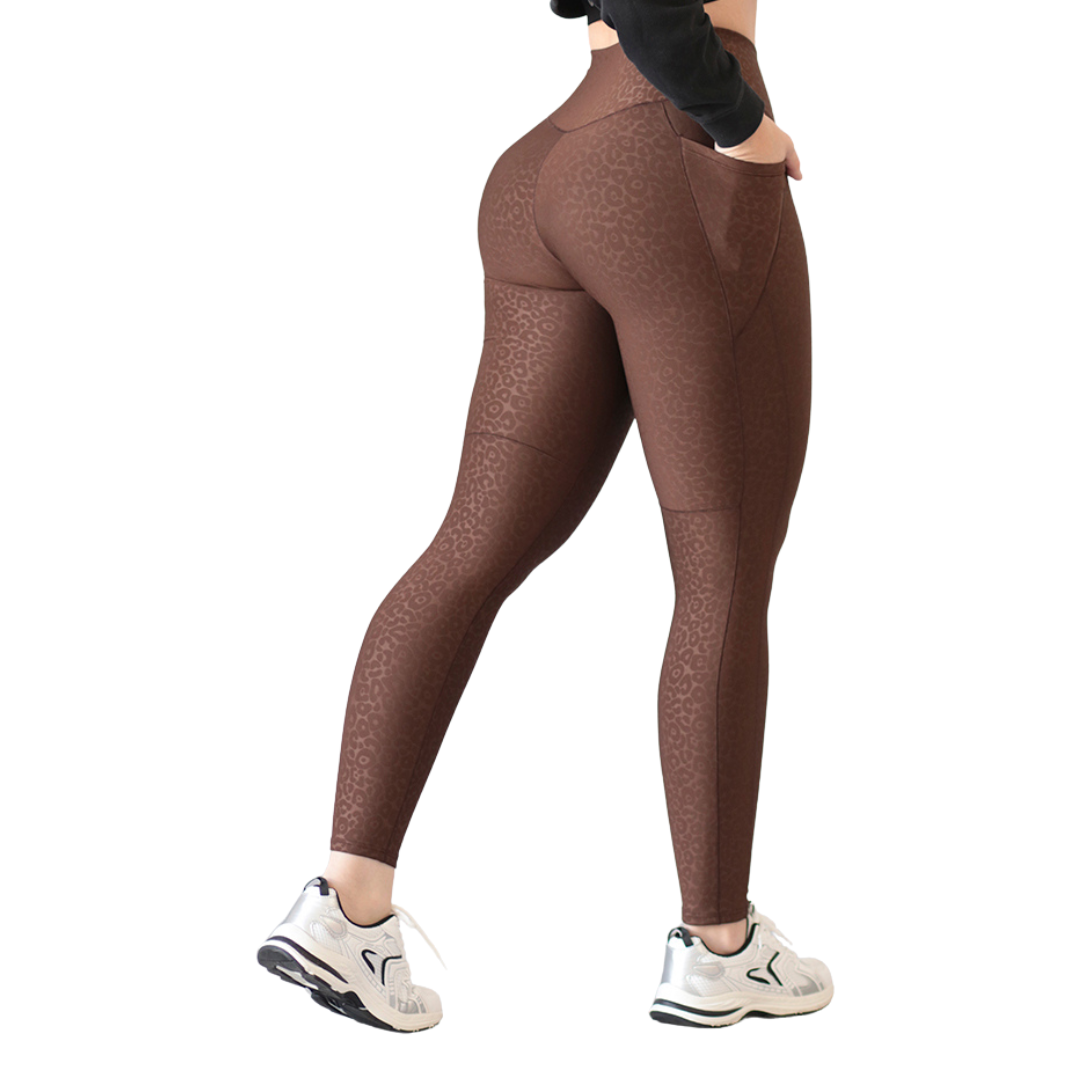 Leggings Deportivos para Mujer Fitness: Efecto Básico, Cintura Alta, Con Bolsillos Laterales, Textil Lycra Transpirable con Relieves Print, Color Castaño | Adriana Olimpo