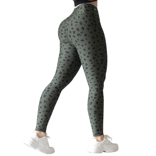 Leggings deportivos supplex para mujer, efecto push up con cintura alta, textil lycra transpirable con acabado liso leo. Color olivo | Adriana Olimpo