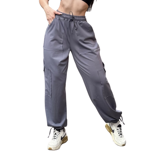 Joggers Cargo Deportivo para Mujer Fitness: Efecto Básico, Cintura Alta, Bolsillos Grandes, Jaretas Ajustables, Textil Lycra Transpirable con Acabado Liso, Color Gris | Adriana Olimpo